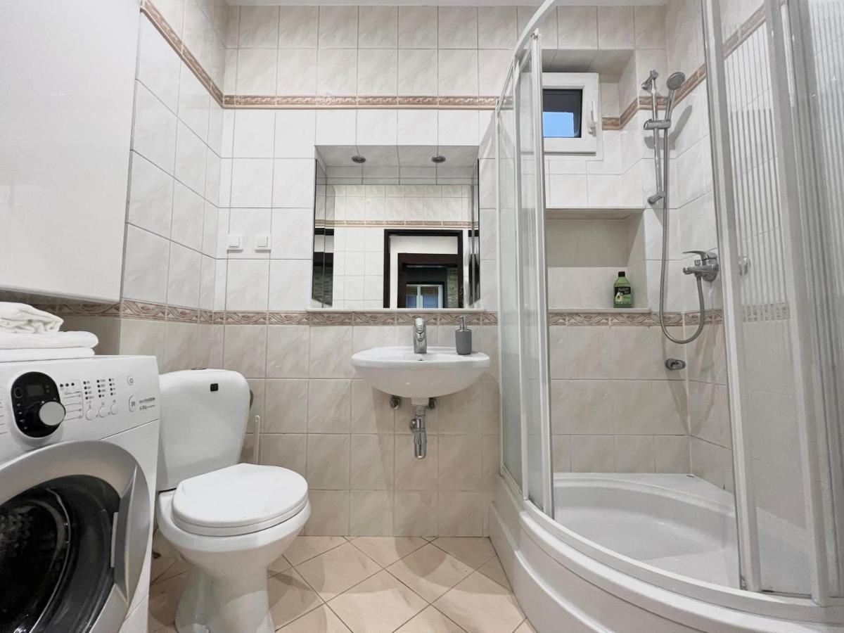 2-Room Apartment In The City Center Poznań Buitenkant foto